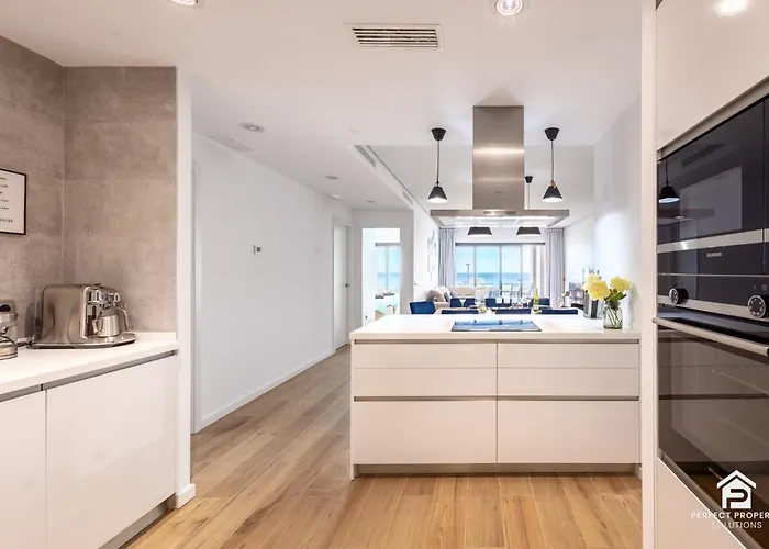 Modern With Sea And Golf View דירה